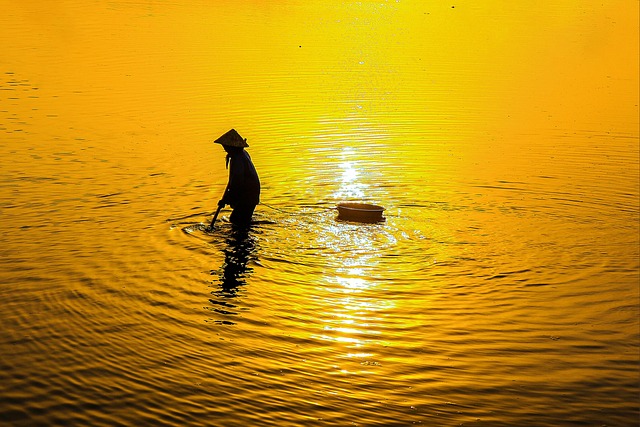 手芸教室で笑顔で作品を見せ合う参加者たち コミュニティ活動
