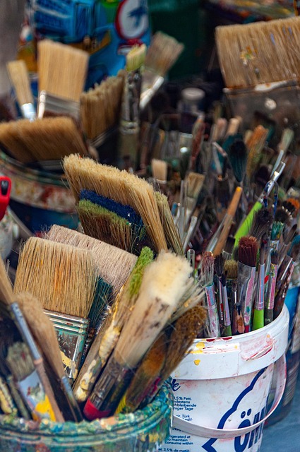 整理された創作スペース アトリエ 画材 道具 ワークテーブル