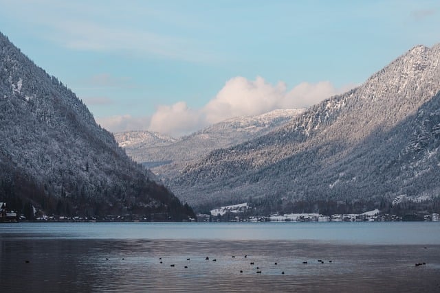 静かな書斎で陶芸に集中する人 穏やかな照明 整った作業台